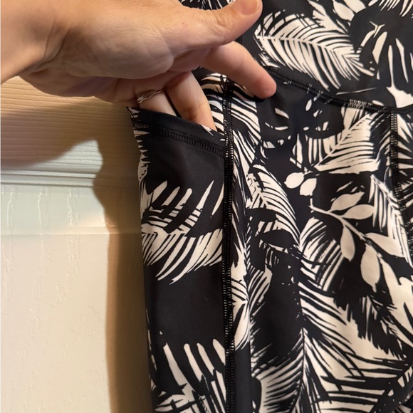 Old Navy Active PowerSoft Palm Print Biker Shorts - Picture 3 of 5